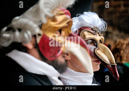 Masque de carnaval de Venise dispose, dans un jeu de l'accent. Italie Banque D'Images