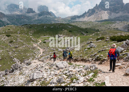 L'Europe, Italie, Dolomites, Belluno, Bolzano. Tre Cime di Lavaredo. Les randonneurs de s'aventurer à découvrir le refuge Locatelli. Banque D'Images