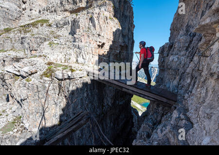 Sexten Dolomites de Sesto/, Germany, province de Bolzano, Italie. Grimpeur sur la via ferrata 'Chemin de la paix" à la montagne de Monte Paterno Banque D'Images