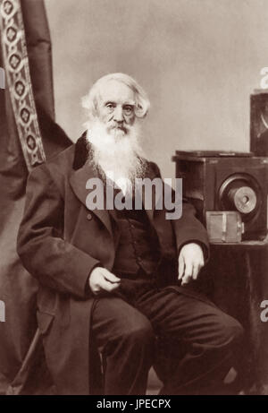 Samuel F.B. Morse (1791-1872), peintre américain et inventeur, illustré avec un appareil photo et des négatifs sur plaque de verre dans un portrait de 1872 par le photographe Abraham Bogardus. Banque D'Images