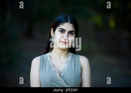 Jeune femme perse pose pour des photos dans un parc Banque D'Images