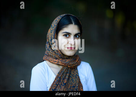 Jeune femme perse pose pour des photos dans un parc Banque D'Images