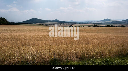 Beau paysage de Ceske stredohori montagne à partir de la route entre et Milesov Kocourov avec champs, prairie, arbres et maisons isolées en République tchèque n Banque D'Images