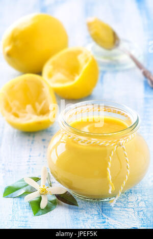 Délicieux petit Lemon curd dans un pot Banque D'Images