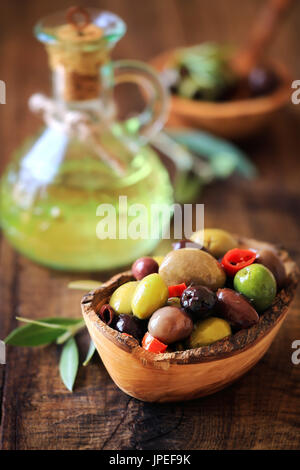 A la Provençale olives. Style provençal olives dénoyautées mixtes sur fond rustique en bois foncé Banque D'Images