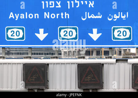 Signe de l'autoroute Ayalon, Tel Aviv, Israël Banque D'Images