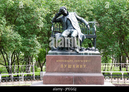 Statue dans les jardins du palais de Catherine Saint Petersburg Russie Pouchkine Banque D'Images