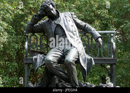 Statue dans les jardins du palais de Catherine Saint Petersburg Russie Pouchkine Banque D'Images