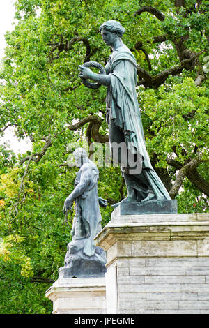 Statue dans les jardins du palais de Catherine Saint Petersburg Russie Pouchkine Banque D'Images