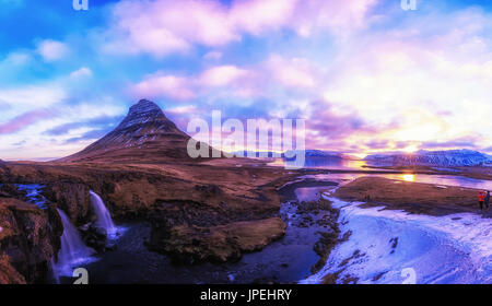 Printemps le lever du soleil sur la célèbre chute d'Kirkjufellsfoss avec en toile de fond la montagne Kirkjufell en Islande Banque D'Images