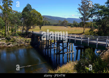 Pont sur chevalets Mersey River sur la route dans le Nord de liena Tasmanie, Australie Banque D'Images