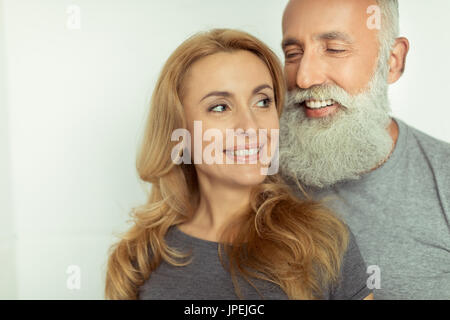 Casual couple d'âge moyen dans l'amour smiling isolated on white Banque D'Images