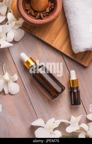 Bouteille d'huile essentielle ou d'arome naturel de l'huile de parfum et spa Banque D'Images