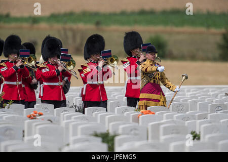 Les troupes britanniques à participer à la commémoration des événements pour la première guerre mondiale Bataille de Passchendaele au cimetière de Tyne Cot, près d'Ypres en Belgique. La musique militaire de l'Irish Guards. Banque D'Images