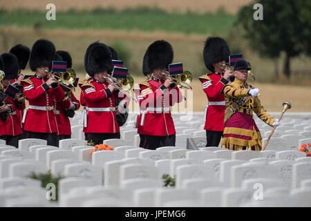 Les troupes britanniques à participer à la commémoration des événements pour la première guerre mondiale Bataille de Passchendaele au cimetière de Tyne Cot, près d'Ypres en Belgique. La musique militaire de l'Irish Guards. Banque D'Images