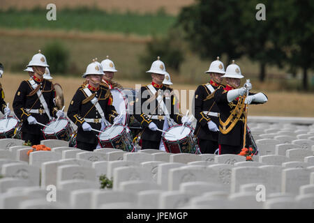 Les troupes britanniques à participer à la commémoration des événements pour la première guerre mondiale Bataille de Passchendaele au cimetière de Tyne Cot, près d'Ypres en Belgique. La musique militaire de la Marine Banque D'Images