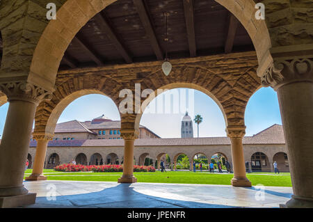 Vue de la tour Hoover de l'université de Stanford de la memorial square, stanford university campus à Palo Alto, en Californie. Banque D'Images