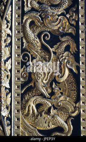 Golden dragon sur le mur du temple chinois à Bangkok, Thaïlande. Banque D'Images