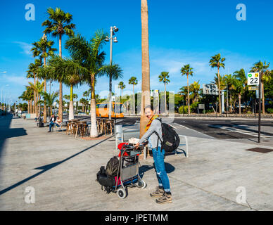 Jeune femme avec chariot à bagages, l'aéroport de Tenerife sud Reina Sofia, Tenerife, Canaries, Espagne Banque D'Images