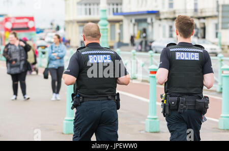 Paire de Sussex en uniforme des agents de police sur la promenade de Brighton, East Sussex, Angleterre, Royaume-Uni. Banque D'Images