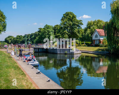 Boveney Lock, Buckinghamshire, Windsor, Angleterre, Royaume-Uni, GB. Banque D'Images