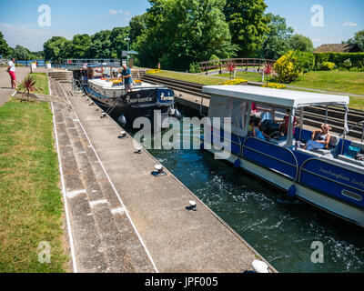 Bateau utilisant Boveney Lock, Buckinghamshire, Windsor, Angleterre, Royaume-Uni, GB. Banque D'Images