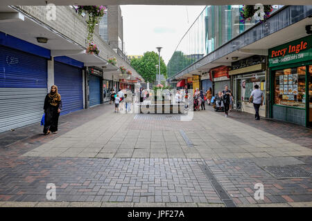 Le peuplier, Londres, ROYAUME UNI - 16 juillet 2017 : Chemin Vesey Street, nets sur un dimanche pour le shopping. Salon à courir vers le bas. Banque D'Images