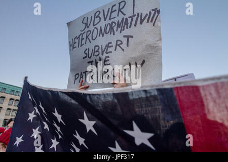 Un citoyen est en agitant une pancarte Trump derrière un drapeau américain devant l'ambassade des États-Unis à Berlin le 12 novembre 2016. Banque D'Images