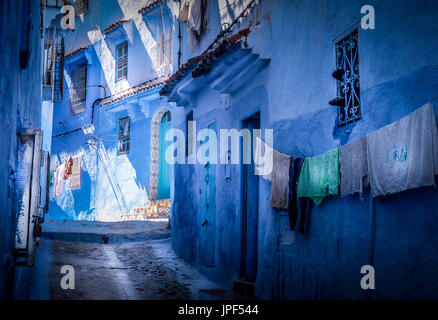 Avec sa palette de bleu et blanc, de bâtiments publics, la ville de Chefchaouen garde son sang froid dans une région très chaude au Maroc. Banque D'Images