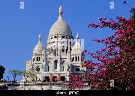 Célèbre Sacré-coeur au printemps à Paris, France Banque D'Images