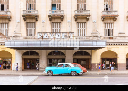 Le cinéma Payret avec voitures classiques et les gens sur le Paseo del Prado, Paseo de Marti, scène de rue à La Havane, La Habana Vieja, Cuba Banque D'Images