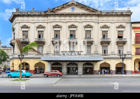 Le cinéma Payret avec voitures classiques et les gens sur le Paseo del Prado, Paseo de Marti, scène de rue à La Havane, La Habana Vieja, Cuba Banque D'Images