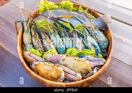 Set de fruits de mer crus prêts à cuire sur table en bois Banque D'Images