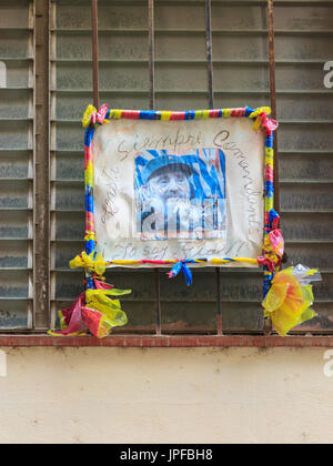 Memorial photo de Fidel Castro avec "Hasta Siempre Comandante" et "Yo soy Fidel' écrit sur, dans la fenêtre, La Havane, Cuba Banque D'Images