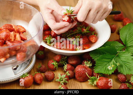 Frais de nettoyage des fraises dans un bol avec de l'eau Banque D'Images