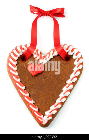 Oktoberfest gingerbread heart cake with copy space sur blanc fond isolé Banque D'Images