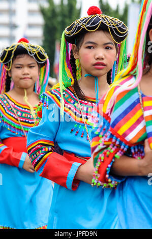 CHIANG MAI, THAÏLANDE - février 02, 2013 : Traditionnellement vêtus chiildren en procession sur Chiang Mai 37e défilé du festival des Fleurs Banque D'Images