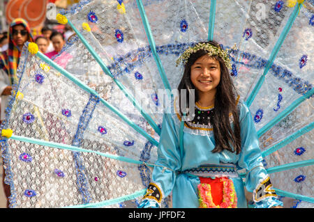 CHIANG MAI, THAÏLANDE - février 02, 2013 : femme vêtements traditionnels en procession sur Chiang Mai 37e défilé du festival des Fleurs Banque D'Images