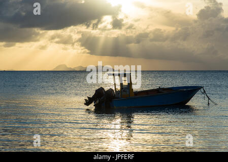 Du bateau dans la baie de Saint-Louis avec vue sur île de la Saints, Guadeloupe Banque D'Images