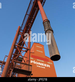 Vulcan, Alberta, Canada. 30e Août, 2014. Un Richardson Pioneer grain elevator, Vulcan, Alberta. L'agribusiness company est une filiale de James Richardson and Sons, Limited, dont le siège social est à Winnipeg, Manitoba, Canada. Credit : Bayne Stanley/ZUMA/Alamy Fil Live News Banque D'Images