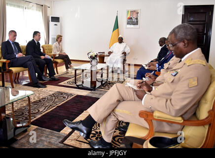 Bamako, Mali. 1er août 2017. Le ministre allemand de la défense, Ursula von der Leyen (CDU, 3-L) rencontre le président du Mali Ibrahim Boubacar Keita (C, en blanc) à Bamako, Mali, 1 août 2017. Photo : Britta Pedersen/dpa/Alamy Live News Banque D'Images