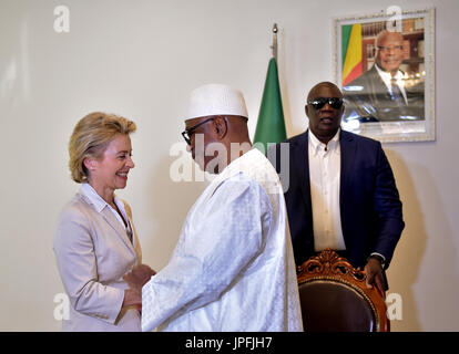 Bamako, Mali. 1er août 2017. dpatop - Le ministre allemand de la défense, Ursula von der Leyen (CDU) rencontre le président du Mali Ibrahim Boubacar Keita (C) à Bamako, Mali, 1 août 2017. Photo : Britta Pedersen/dpa/Alamy Live News Banque D'Images