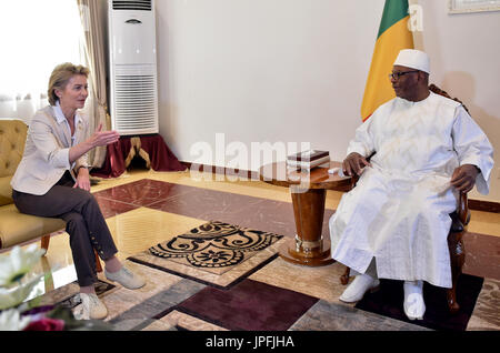 Bamako, Mali. 1er août 2017. Le ministre allemand de la défense, Ursula von der Leyen (CDU) rencontre le président du Mali Ibrahim Boubacar Keita à Bamako, Mali, 1 août 2017. Photo : Britta Pedersen/dpa/Alamy Live News Banque D'Images