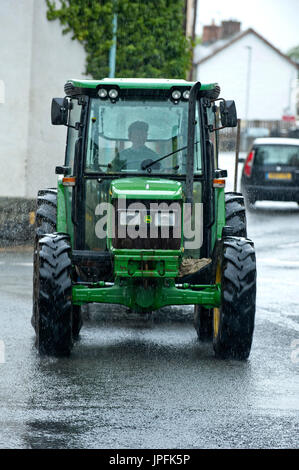 Builth Wells, Powys, au Royaume-Uni. 1er août 2017. Un tracteur se déplace de High Street à Builth Wells. Après un bon début le ciel nuageux au-dessus et il y a eu des orages à Builth Wells dans Powys, Pays de Galles, Royaume-Uni. Credit : Graham M. Lawrence/Alamy Live News Banque D'Images