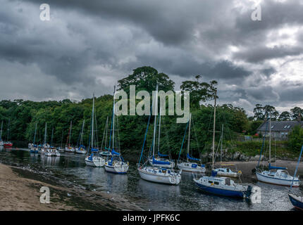 Temps d'été ensoleillé et dramatique nuages sombres et ciel noir sur voiliers amarrés à Cramond, Édimbourg, Écosse, Royaume-Uni Banque D'Images