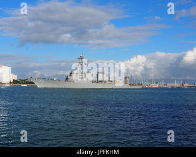 Portsmouth, Hampshire, Royaume-Uni. 06Th Aug 2017. L'USS Donald Cook, DDG-75, une classe Arleigh Burke destroyer lance-missiles, quitte le port de Portsmouth après une visite d'une semaine avec d'autres navires engagés dans l'opération, le résoudre inhérent Coalition mondiale de lutte contre l'ISIS. Les autres membres du groupe de travail inclus USS mer des Philippines, navire norvégien HNoMS Helge Insgstad et USS George H W Bush une classe Nimitz, porte-avions à propulsion nucléaire. Crédit : Simon Evans/Alamy Live News Banque D'Images