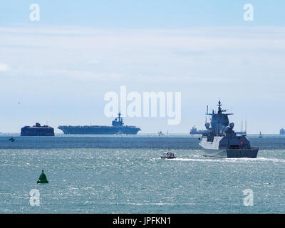 HNoMS Helge Ingstad un Fridjof Nansen, la frégate de classe de la marine norvégienne de quitter le port de Portsmouth Banque D'Images