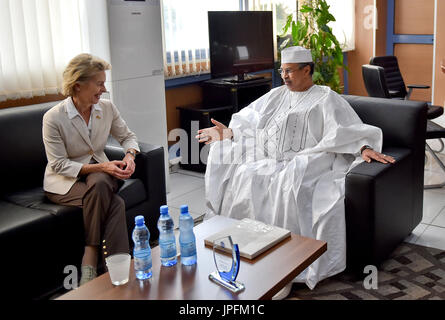 Bamako, Mali. 1er août 2017. Le ministre allemand de la défense, Ursula von der Leyen (CDU) répond aux Mahamat Saleh Annadif, le commandant adjoint de l'Organisation des Nations Unies La Mission de stabilisation intégrée multidimensionnelle (MINUSMA), les troupes de la force à Bamako, Mali, 1 août 2017. Photo : Britta Pedersen/dpa/Alamy Live News Banque D'Images