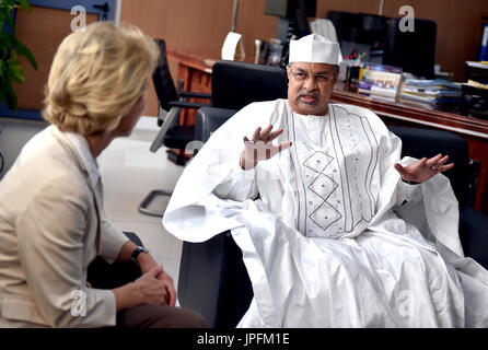 Bamako, Mali. 1er août 2017. Le ministre allemand de la défense, Ursula von der Leyen (CDU) répond aux Mahamat Saleh Annadif, le commandant adjoint de l'Organisation des Nations Unies La Mission de stabilisation intégrée multidimensionnelle (MINUSMA), les troupes de la force à Bamako, Mali, 1 août 2017. Photo : Britta Pedersen/dpa/Alamy Live News Banque D'Images