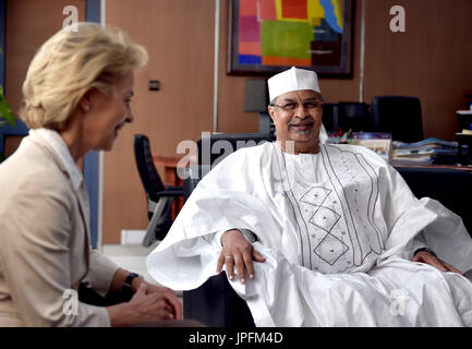 Bamako, Mali. 1er août 2017. Le ministre allemand de la défense, Ursula von der Leyen (CDU) répond aux Mahamat Saleh Annadif, le commandant adjoint de l'Organisation des Nations Unies La Mission de stabilisation intégrée multidimensionnelle (MINUSMA), les troupes de la force à Bamako, Mali, 1 août 2017. Photo : Britta Pedersen/dpa/Alamy Live News Banque D'Images